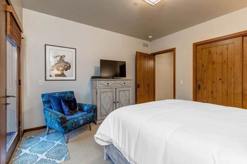 Bedroom (2 of 2)
