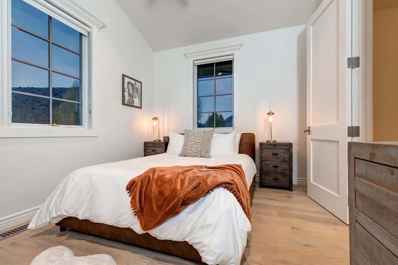 Bedroom (3 of 3)
