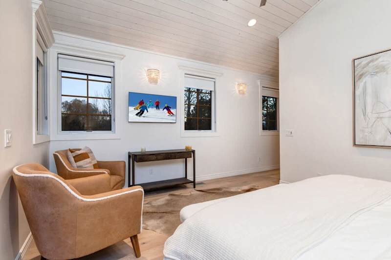 Bedroom (2 of 2)