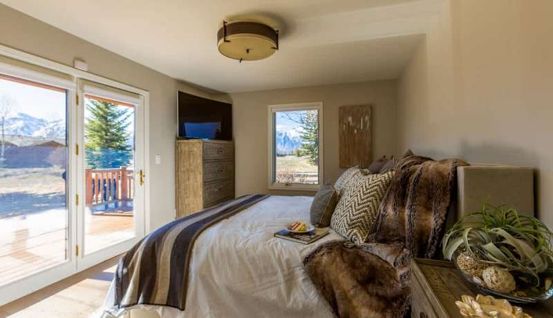 Bedroom (2 of 2)