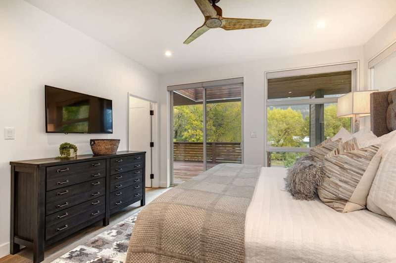 Bedroom (2 of 2)