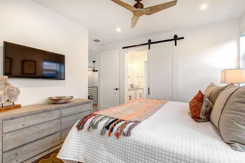 Bedroom (2 of 2)