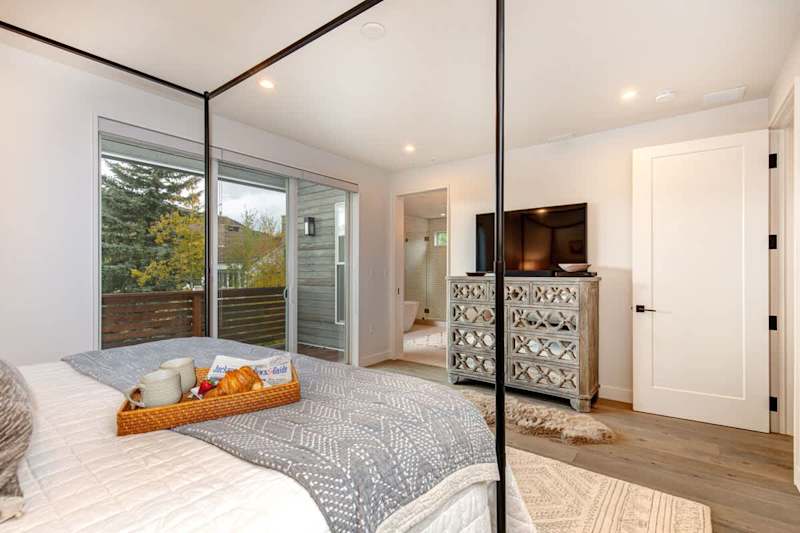 Bedroom (2 of 2)