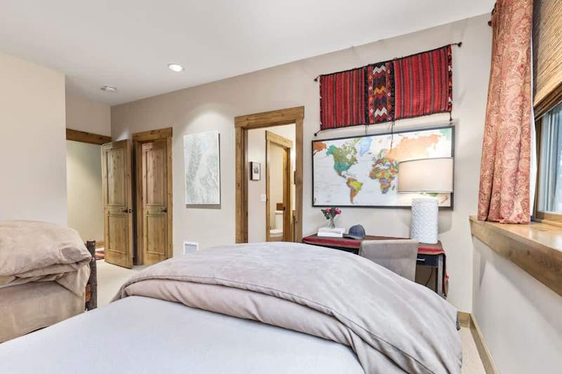 Bedroom (2 of 2)