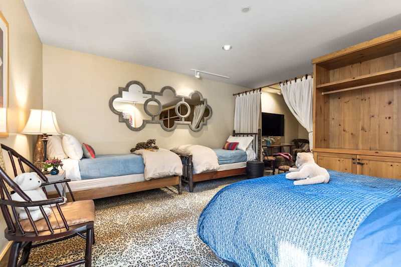 Bedroom (2 of 4)