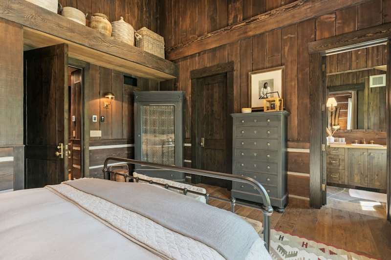 Bedroom (2 of 2)