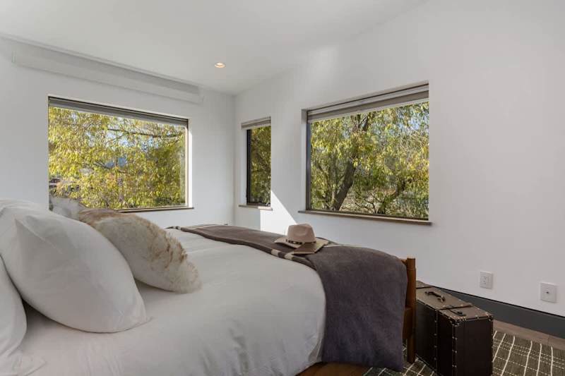 Bedroom (2 of 2)