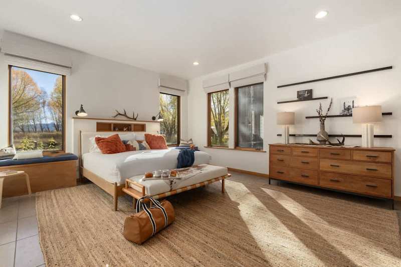 Bedroom (2 of 2)