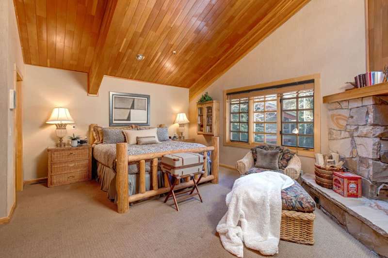 Bedroom (2 of 4)