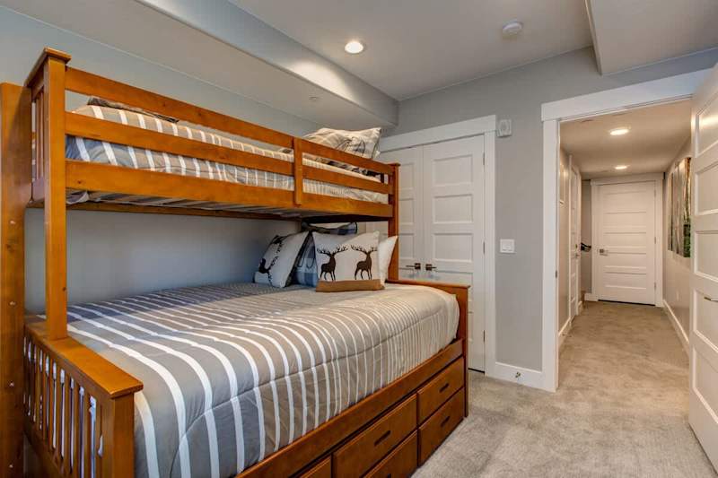 Bedroom (2 of 2)
