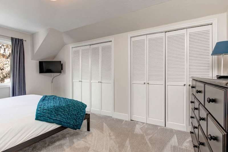 Bedroom (2 of 2)