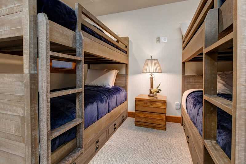 Bedroom (2 of 2)
