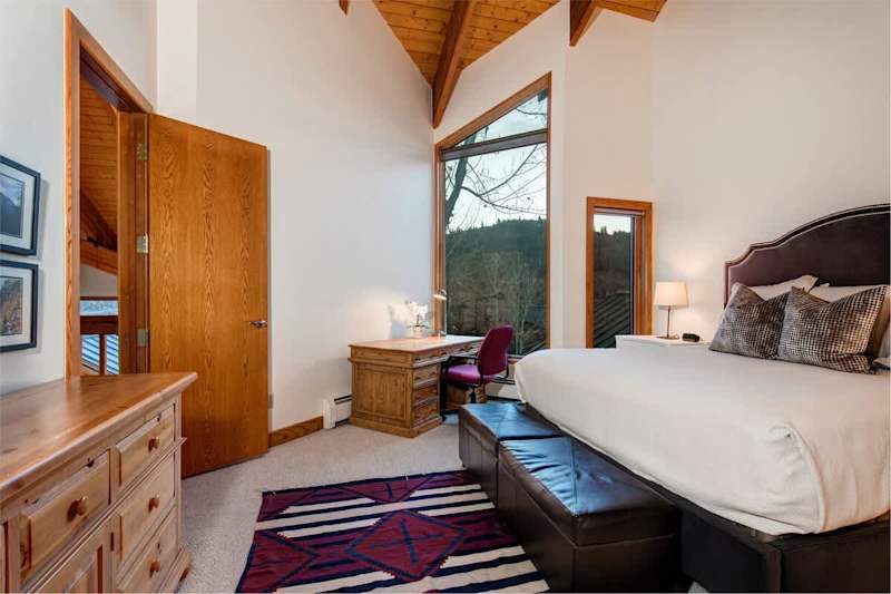 Bedroom (2 of 4)