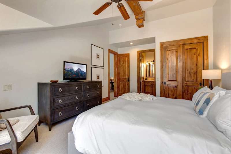 Bedroom (2 of 2)
