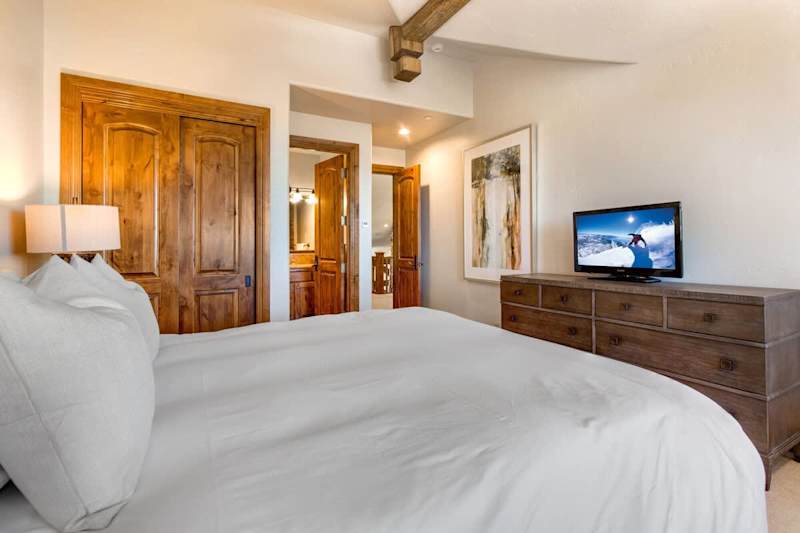 Bedroom (2 of 2)