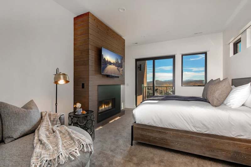 Bedroom (2 of 4)