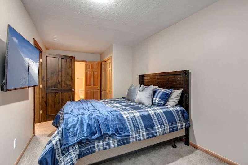 Bedroom (2 of 2)