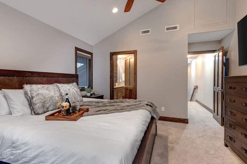 Bedroom (2 of 2)