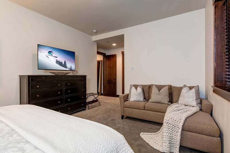 Bedroom (2 of 2)
