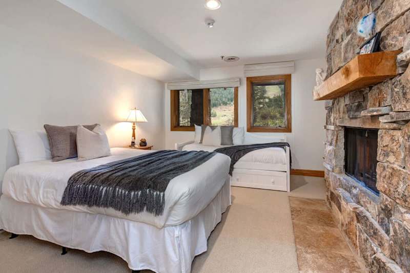 Bedroom (2 of 2)
