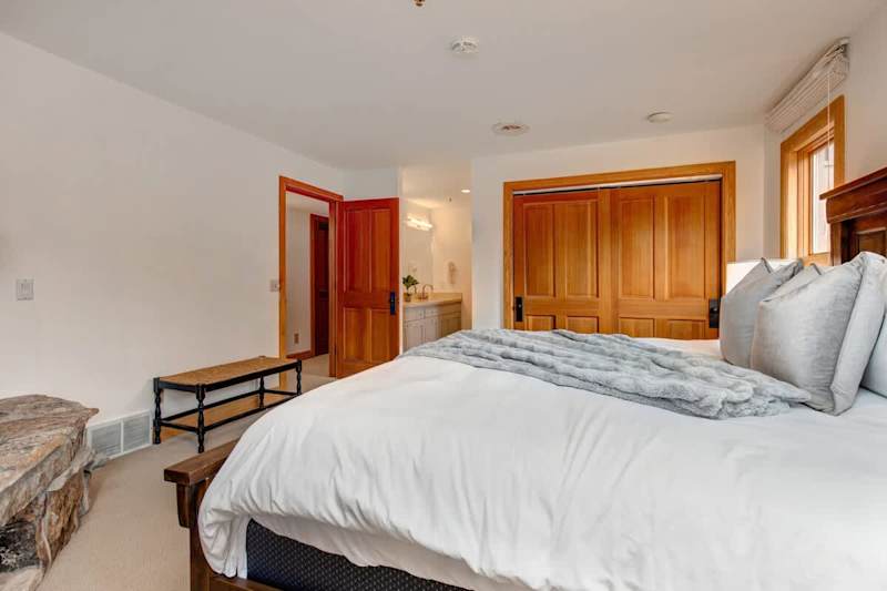Bedroom (2 of 2)