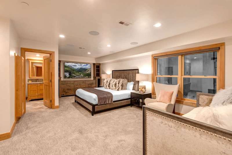 Bedroom (2 of 4)