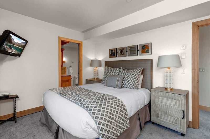 Bedroom (2 of 2)