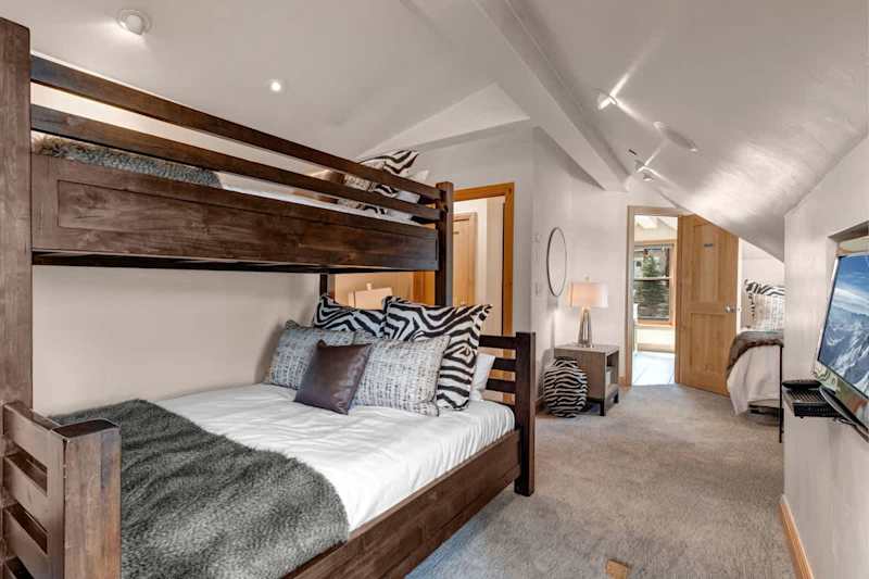 Bedroom (2 of 2)