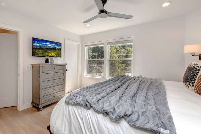 Bedroom (2 of 2)