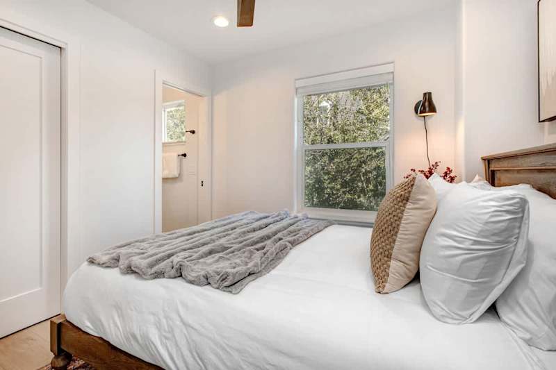 Bedroom (2 of 2)
