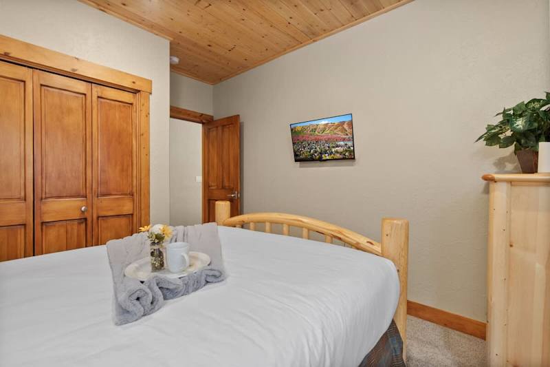 Bedroom (2 of 2)