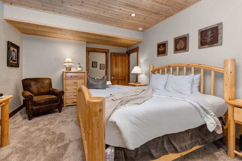 Bedroom (3 of 4)