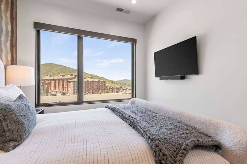 Bedroom (2 of 2)