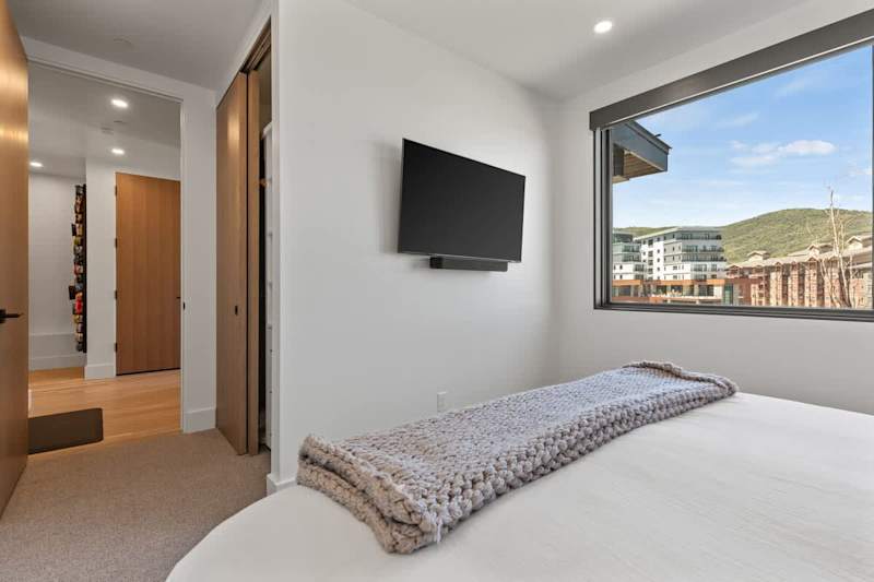 Bedroom (2 of 2)