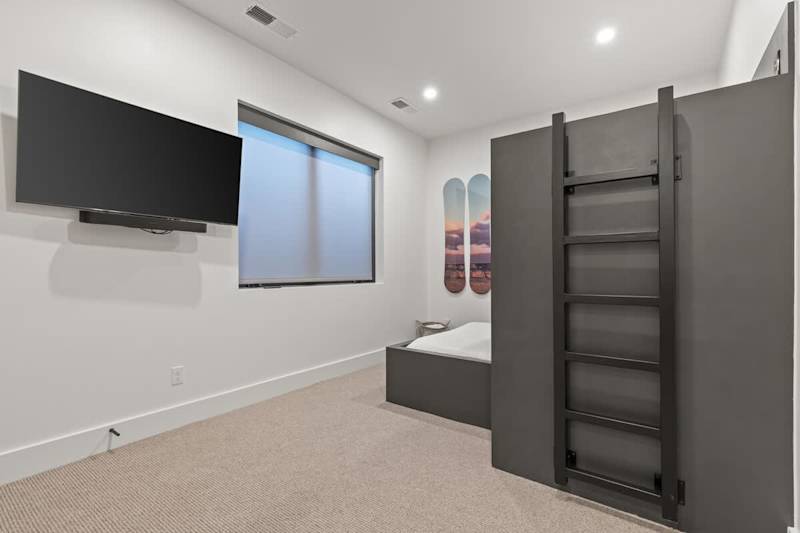 Bedroom (2 of 2)