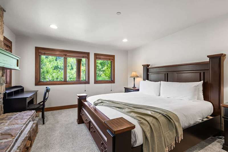 Bedroom (2 of 2)