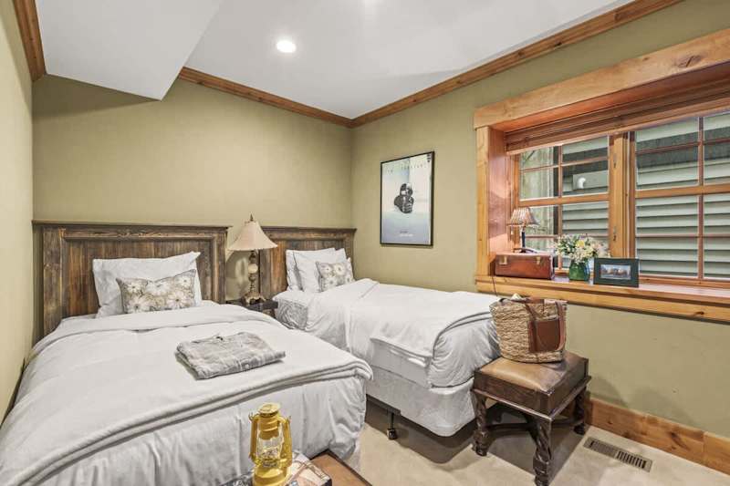 Bedroom (2 of 2)