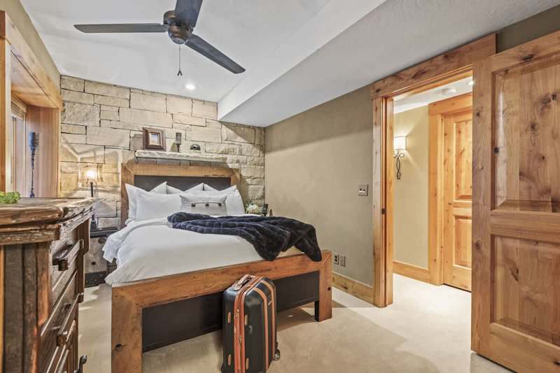 Bedroom (2 of 2)