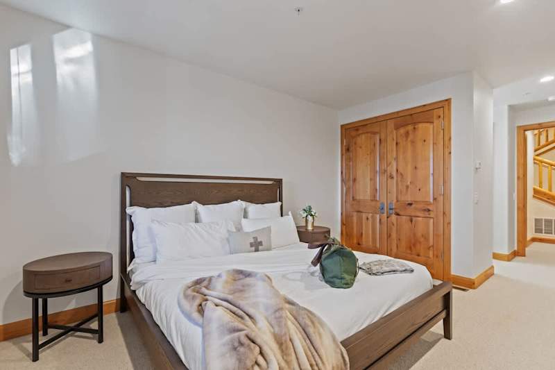 Bedroom (2 of 2)