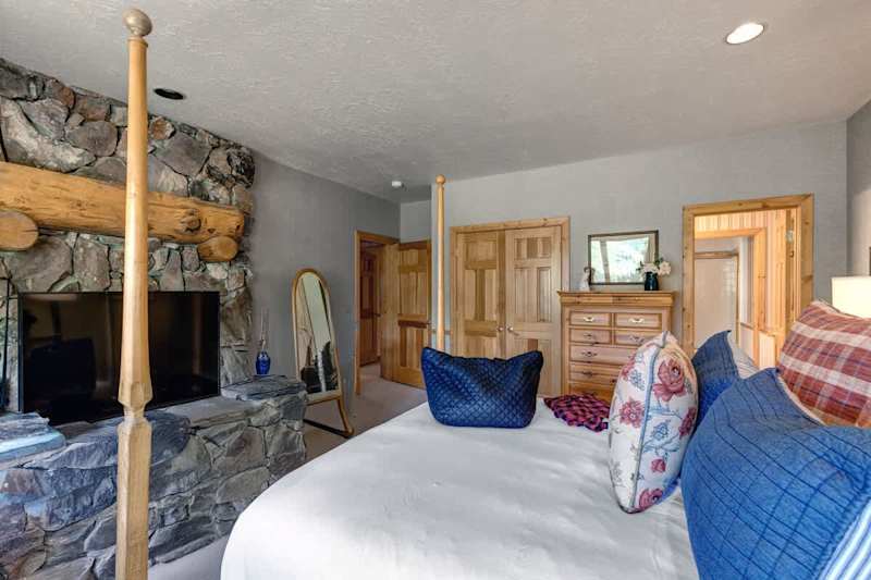 Bedroom (2 of 2)