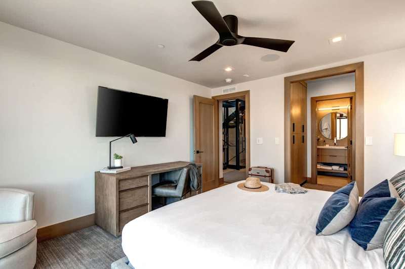 Bedroom (3 of 3)