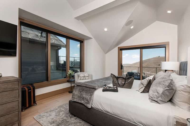 Bedroom (2 of 4)