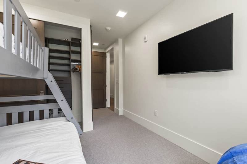 Bedroom (2 of 2)