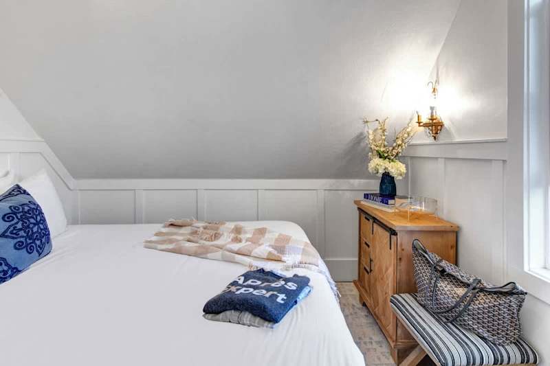 Bedroom (2 of 4)