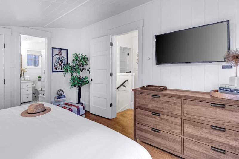 Bedroom (2 of 4)
