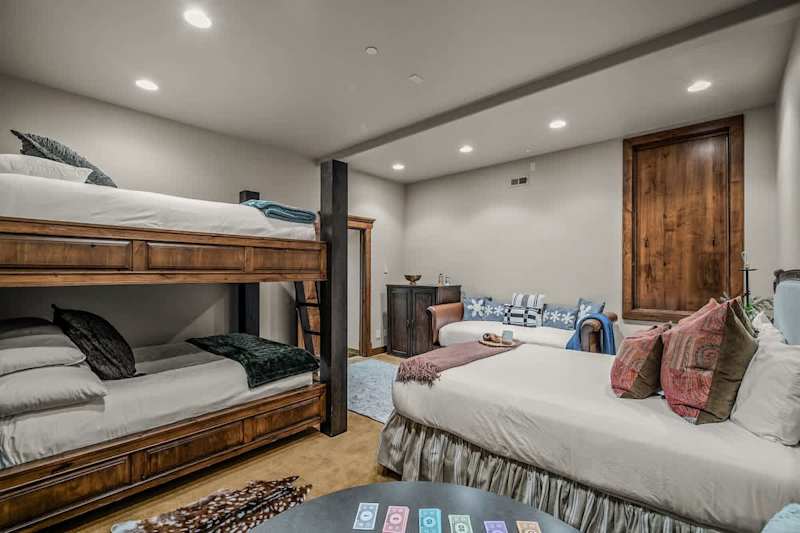 Bedroom (2 of 2)