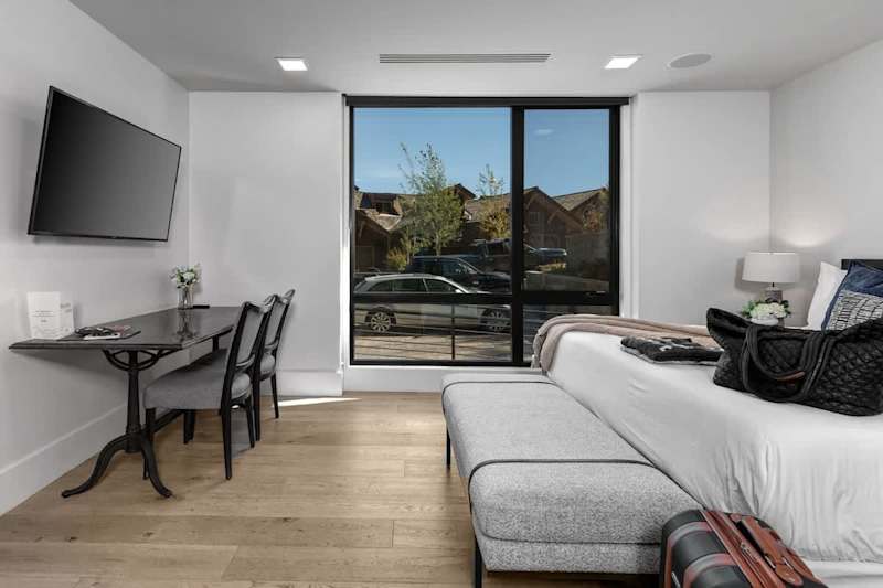 Bedroom (3 of 4)