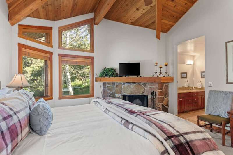 Bedroom (2 of 2)