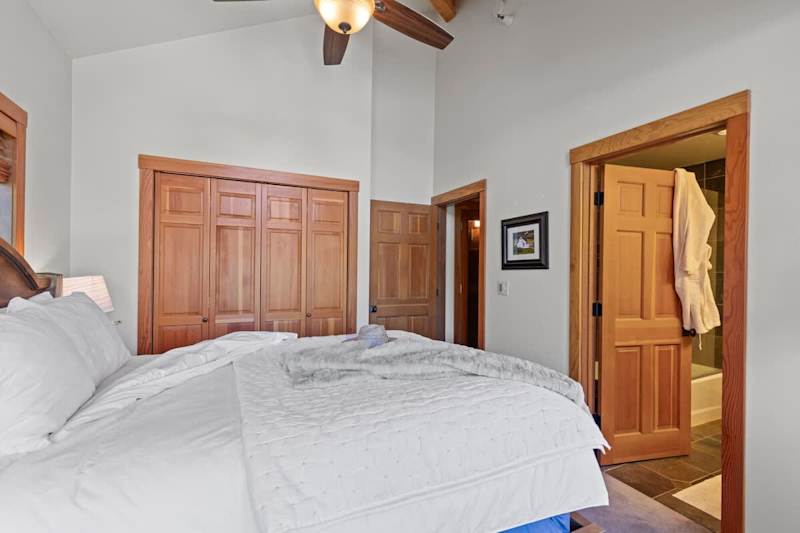 Bedroom (2 of 2)