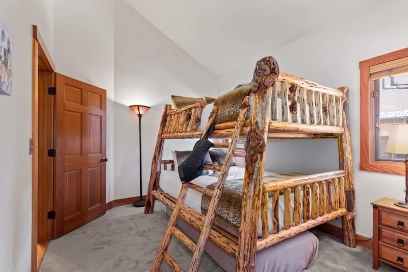 Bedroom (2 of 2)
